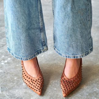 Fashionable pointed high heels