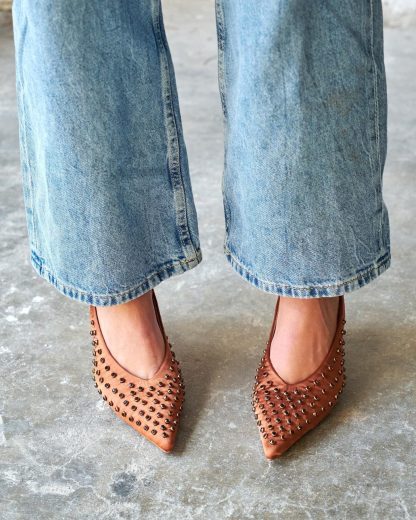 Fashionable pointed high heels