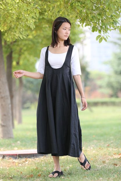 Loose black suspender skirt