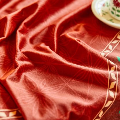 Rectangular red velvet tablecloth - Image 3