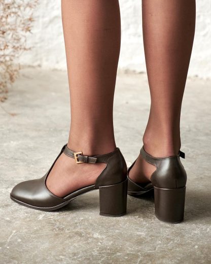 Vintage Style Women's Leather Block Heel Shoes - Image 3