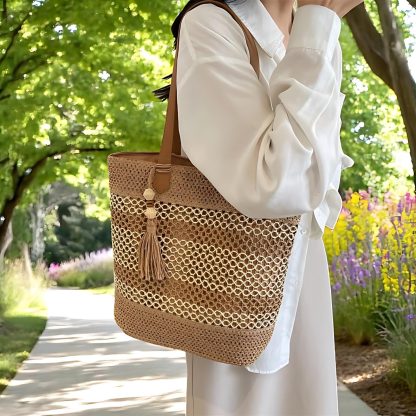 Women's handmade straw shoulder bag - Image 4