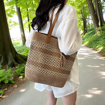 Women's handmade straw shoulder bag - Image 3