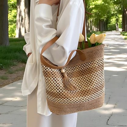 Women's handmade straw shoulder bag - Image 2