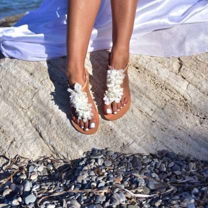 Boho White Floral Appliqué Flat Sandals for Women – Elegant Summer Beach Sandals
