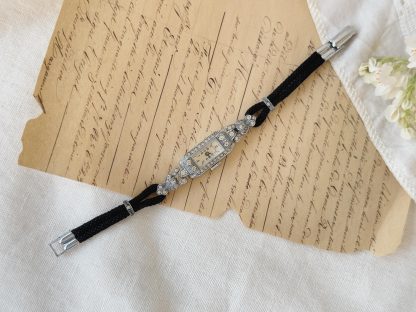 Vintage Strap Women's Watch - Image 4