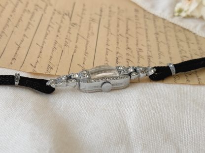 Vintage Strap Women's Watch - Image 3