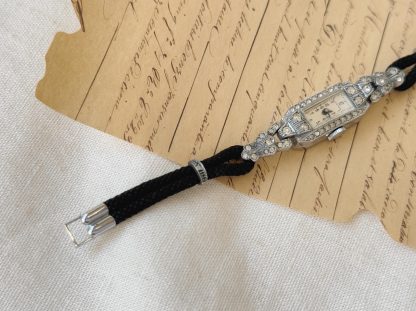 Vintage Strap Women's Watch - Image 2