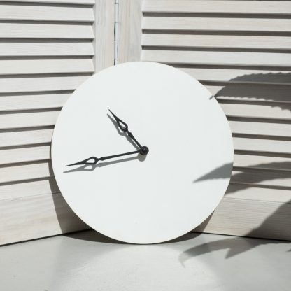 Simple white wall clock - Image 6