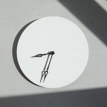 Simple white wall clock - Image 5