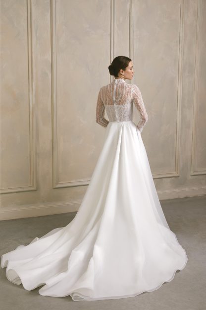 Elegant wedding dress - Image 2