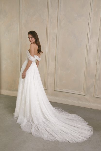 Tight strapless wedding dress - Image 5