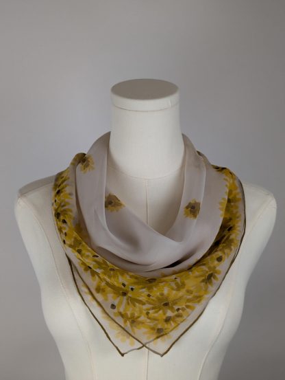 Daisy print silk scarf - Image 4