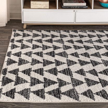 Geometric triangle pattern black and white carpet - Image 4
