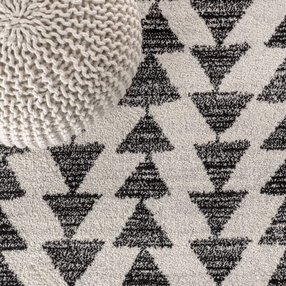 Geometric triangle pattern black and white carpet - Image 3