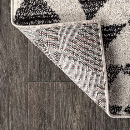 Geometric triangle pattern black and white carpet - Image 2