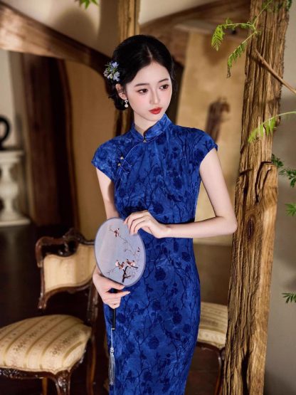 Elegant blue velvet short-sleeved cheongsam