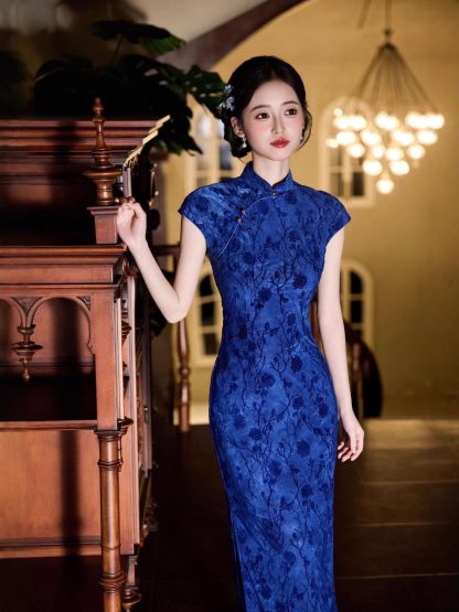 Elegant blue velvet short-sleeved cheongsam - Image 3