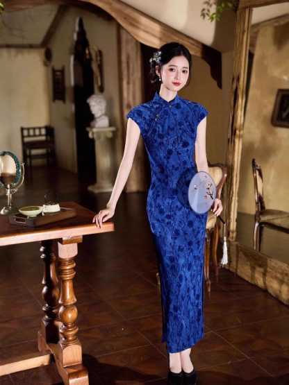 Elegant blue velvet short-sleeved cheongsam - Image 2