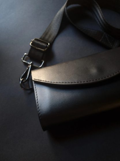 Minimalist leather belt bag - Image 4