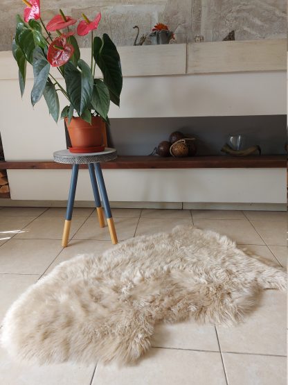Light beige faux fur rug - Image 2