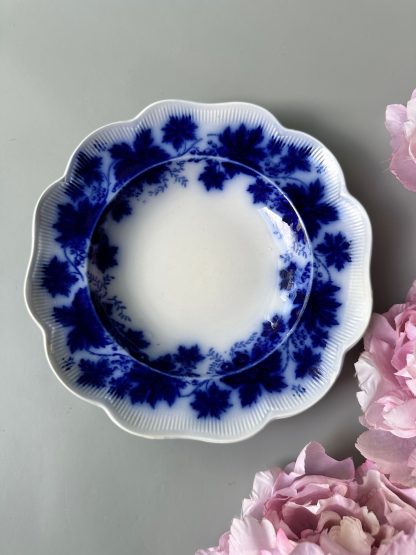 Blue and white maple leaf pattern plate