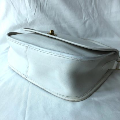 Elegant and versatile white crossbody bag - Image 5