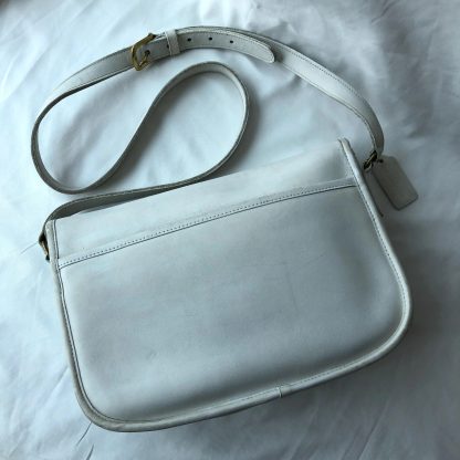 Elegant and versatile white crossbody bag - Image 4