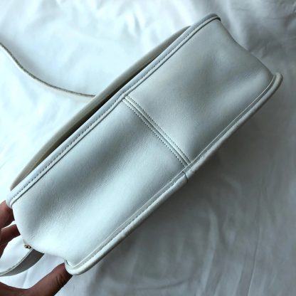 Elegant and versatile white crossbody bag - Image 3