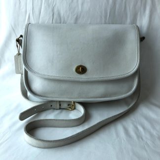 Elegant and versatile white crossbody bag