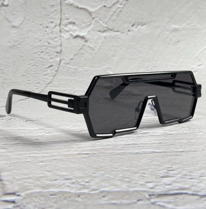 Futuristic large frame one-piece sunglasses - Image 4