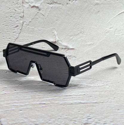 Futuristic large frame one-piece sunglasses - Image 3