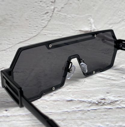 Futuristic large frame one-piece sunglasses - Image 2