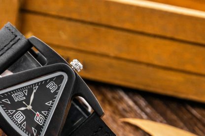 Triangular case design unique watch - Image 3