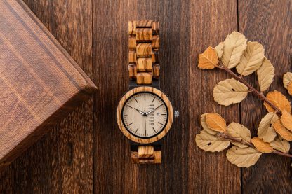 Wooden watch with date display function