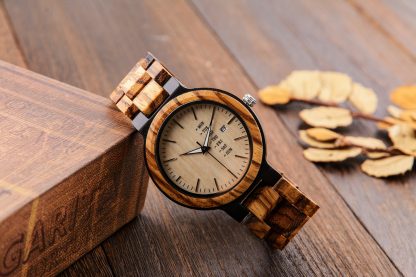 Wooden watch with date display function - Image 3