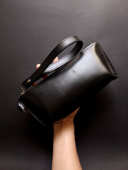 Women's lined leather clutch - Image 4