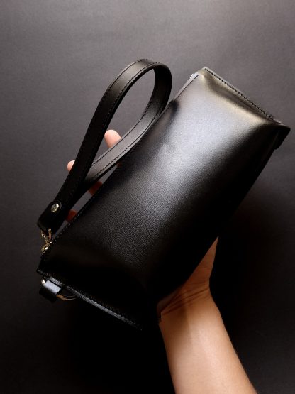 Women's lined leather clutch - Image 2