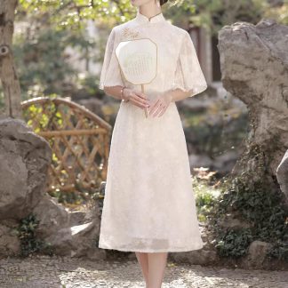 Elegant Chinese style lace modified cheongsam