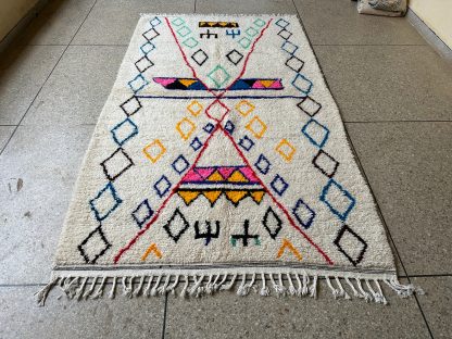 White and blue geometric pattern carpet - Image 3