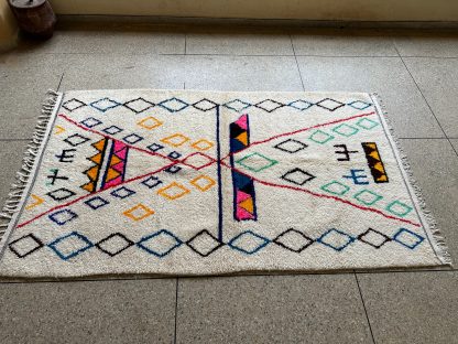White and blue geometric pattern carpet - Image 2