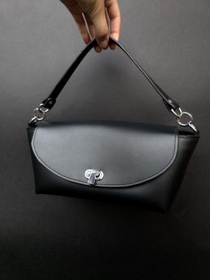 Simple leather tote bag