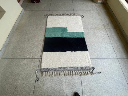 Geometric contrasting color handmade carpet - Image 2