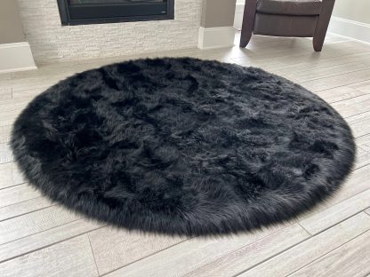 Black premium round faux fur rug - Image 6