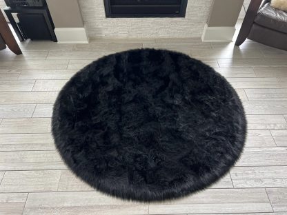 Black premium round faux fur rug