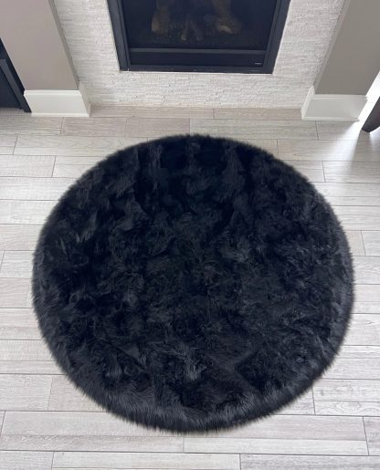 Black premium round faux fur rug - Image 3