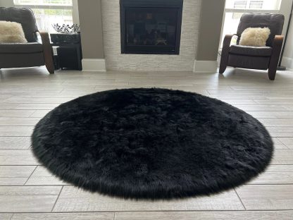 Black premium round faux fur rug - Image 2