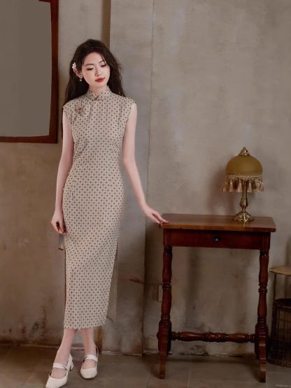 Gentle and quiet polka dot sleeveless cheongsam