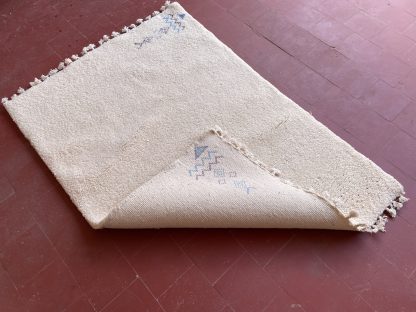 Minimalist and elegant handmade carpet - Image 4