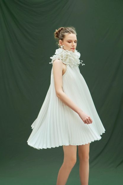White halterneck pleated skirt - Image 5